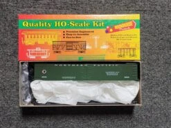 Roundhouse 3601 HO Scale 50' Express Reefer Kit Northern Pacific NP - NOS